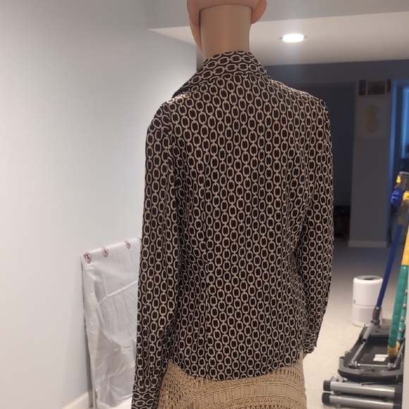 Ann Taylor Black and White Fitted Blouse with Notched Collar - Picture 5 of 6